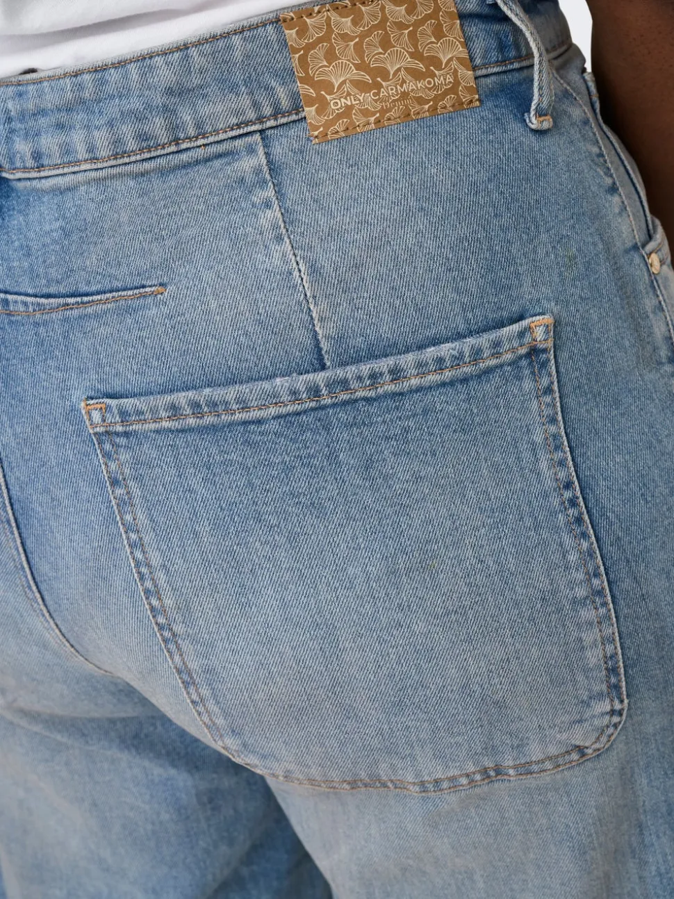 CARFRANKIE Hög midja Barrel-passform Ankellängd Jeans