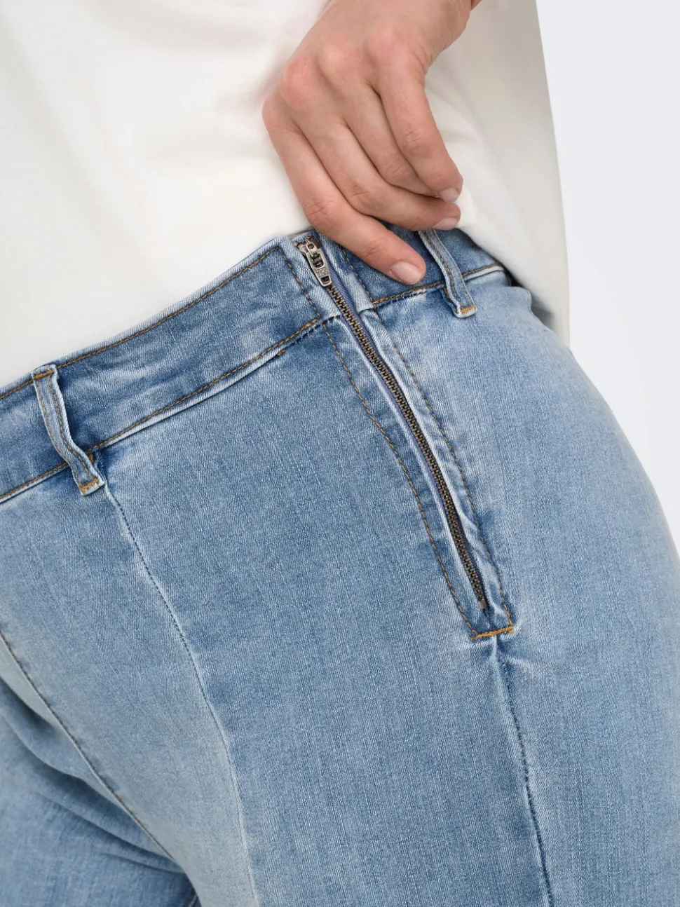 CARSALLY Medelhög midja Utsvängd passform Jeans