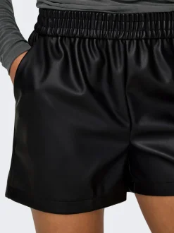 JDYALAIA Medelhög midja Normal passform Shorts i läderimitation