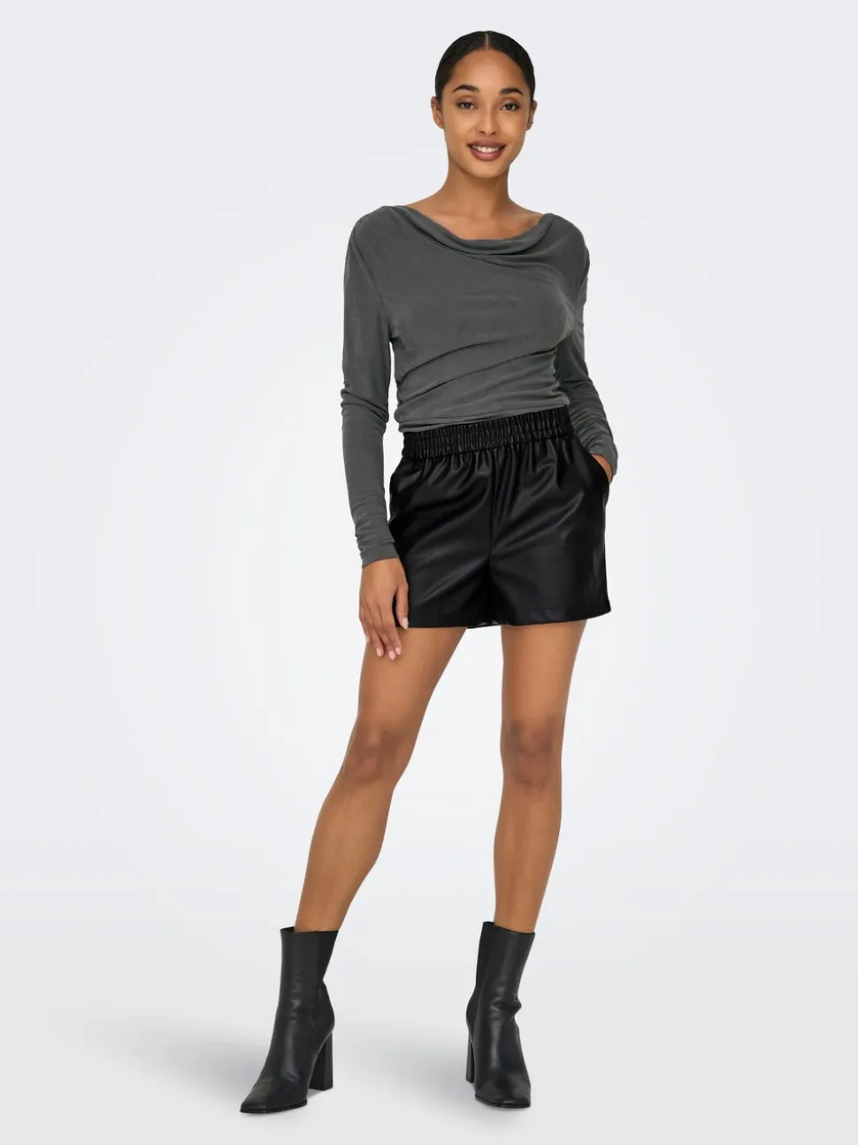 JDYALAIA Medelhög midja Normal passform Shorts i läderimitation