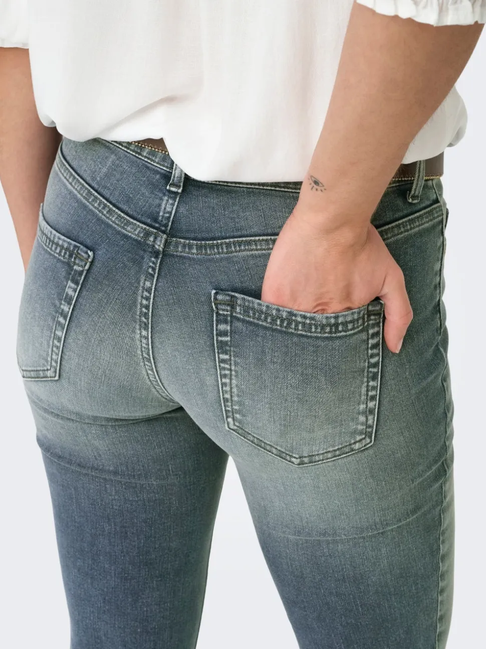 ONLBLUSH Medelhög midja Utsvängd passform Jeans