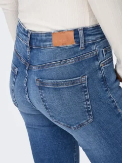 ONLBLUSH Medelhög midja Utsvängd retropassform Jeans