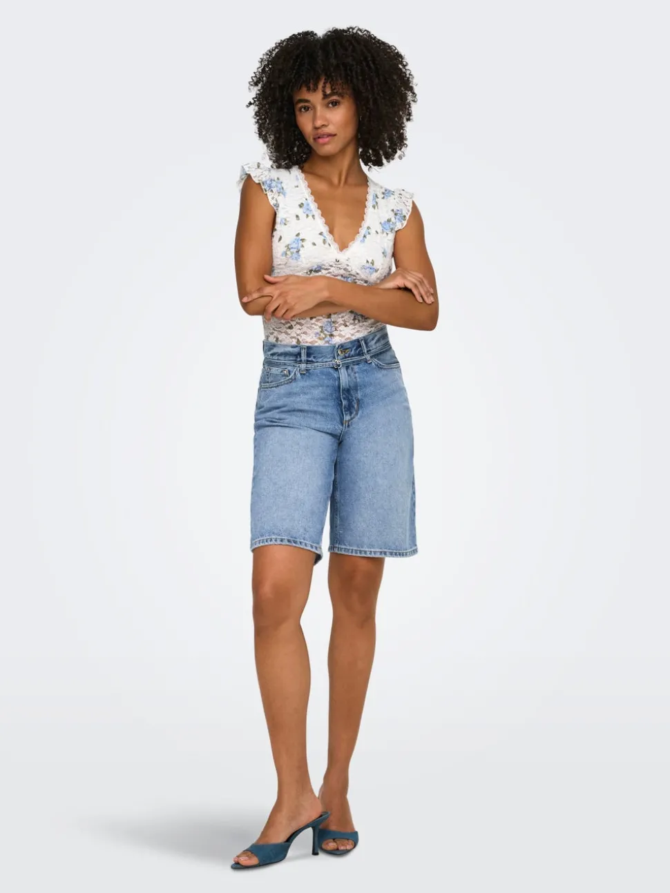 ONLELLA Medelhög midja Normal passform Denimshorts