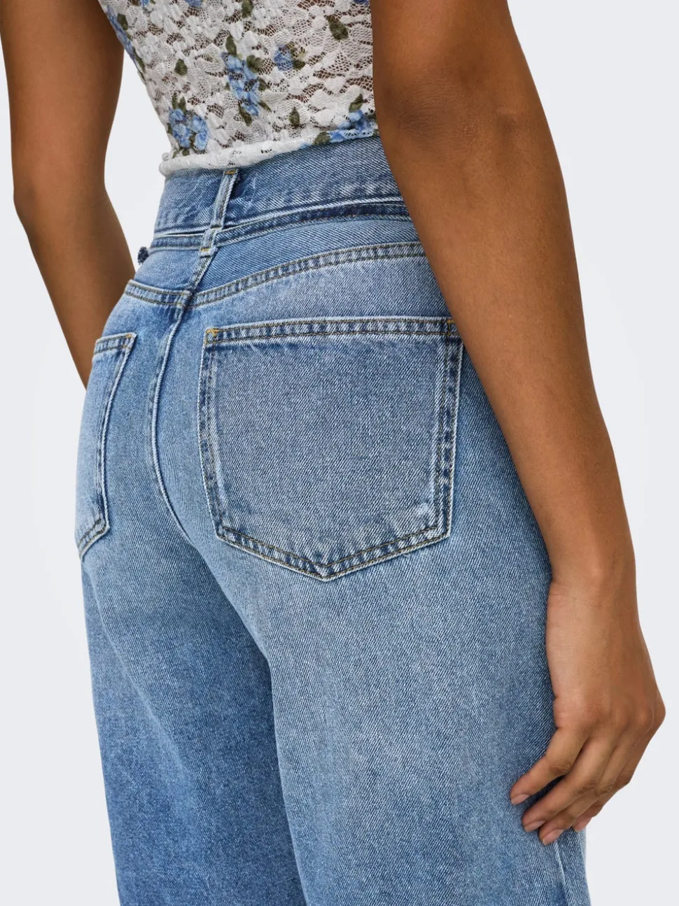 ONLELLA Medelhög midja Normal passform Denimshorts