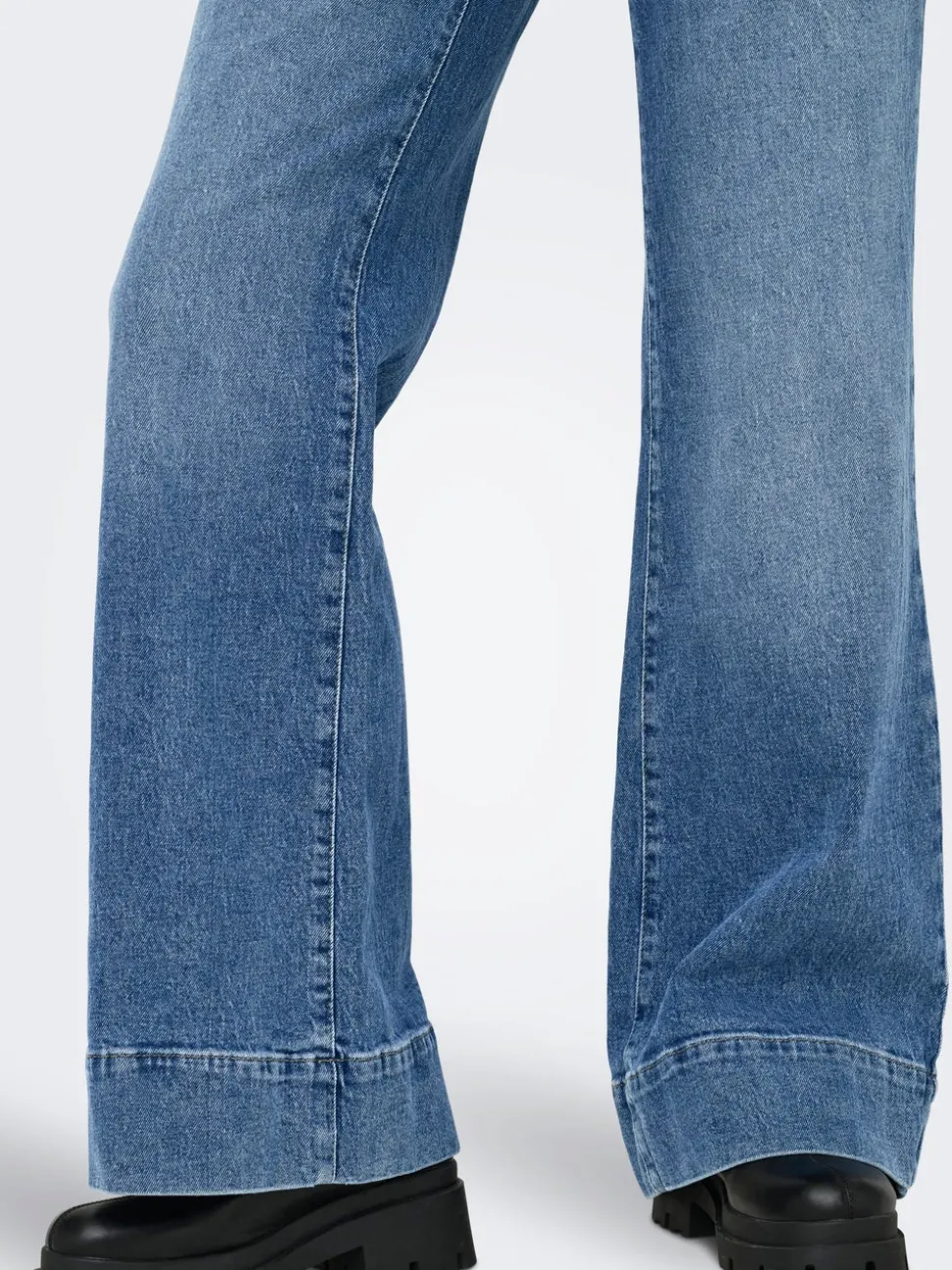 ONLRUELLE Medelhög midja Utsvängd passform Jeans